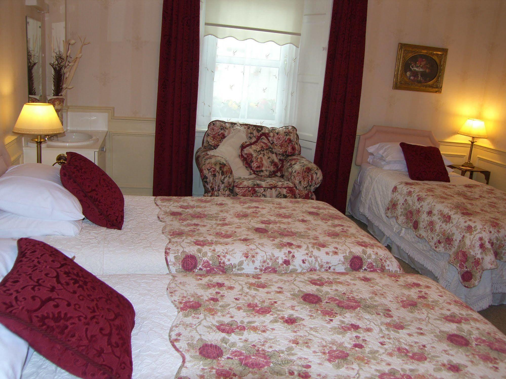 Comelybank Guesthouse ครีฟ ภายนอก รูปภาพ