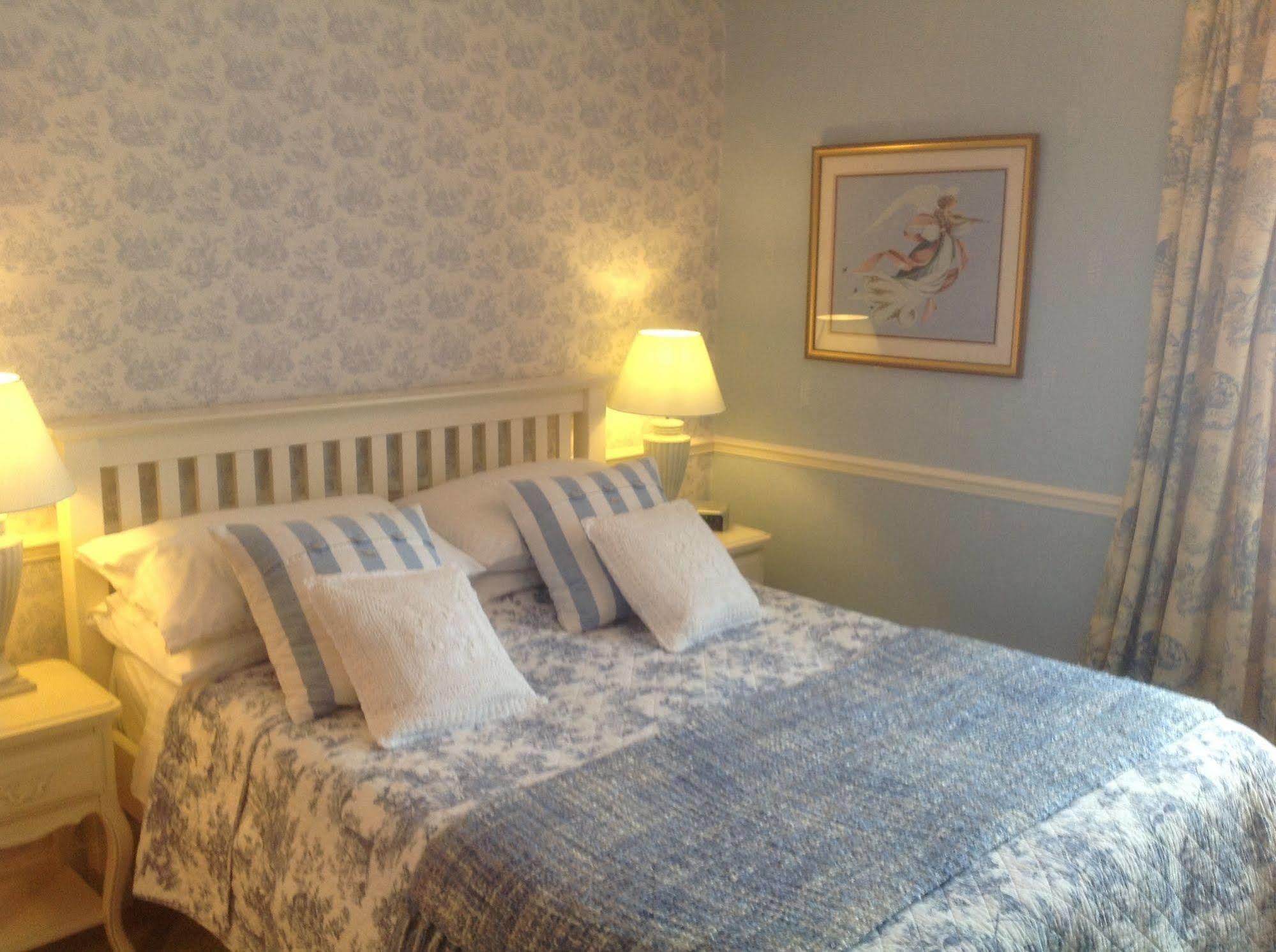 Comelybank Guesthouse ครีฟ ภายนอก รูปภาพ