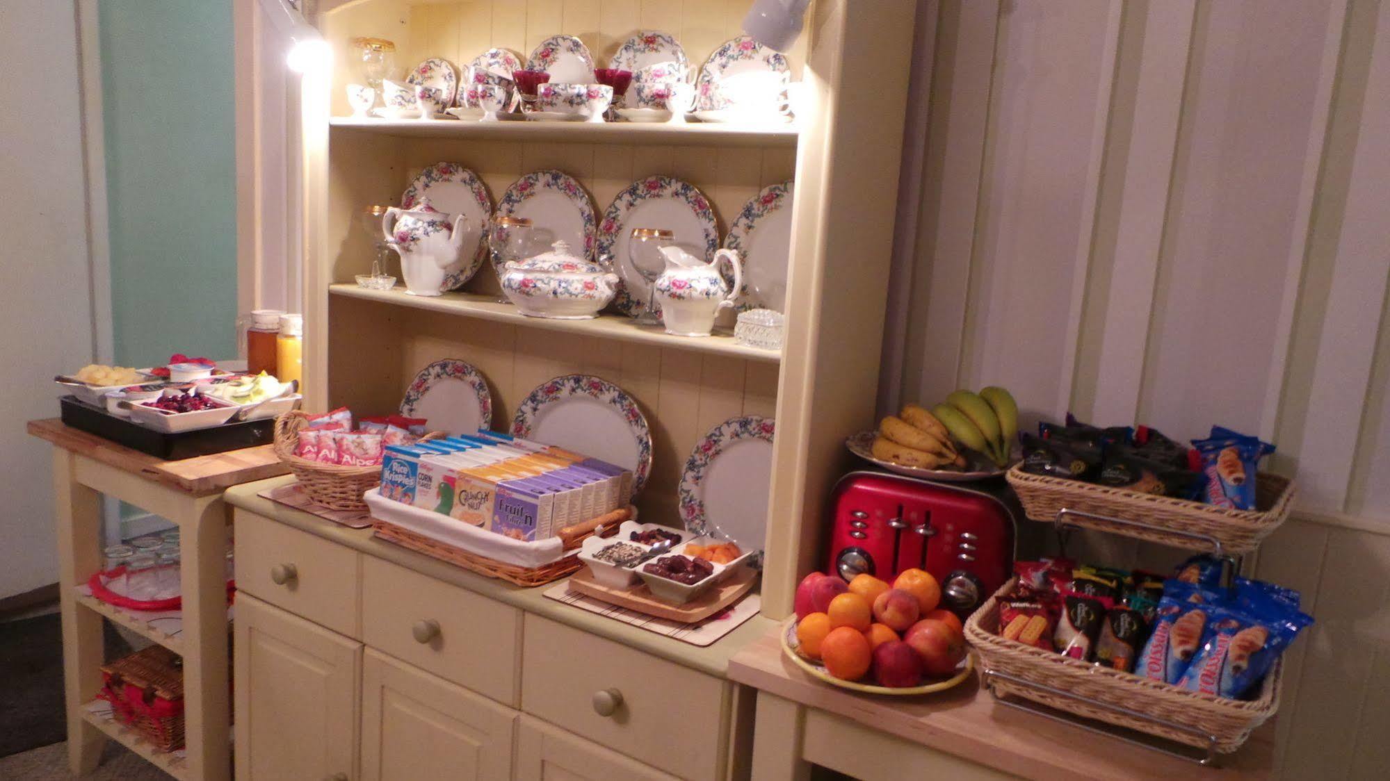 Comelybank Guesthouse ครีฟ ภายนอก รูปภาพ